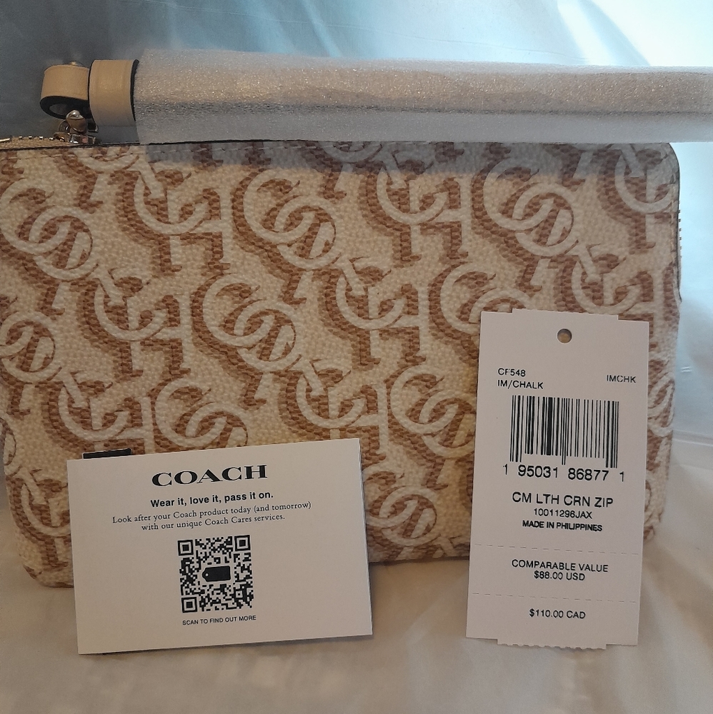 New Coach Monogram Wristlet 🌸🌸  NWT (Price Firm)